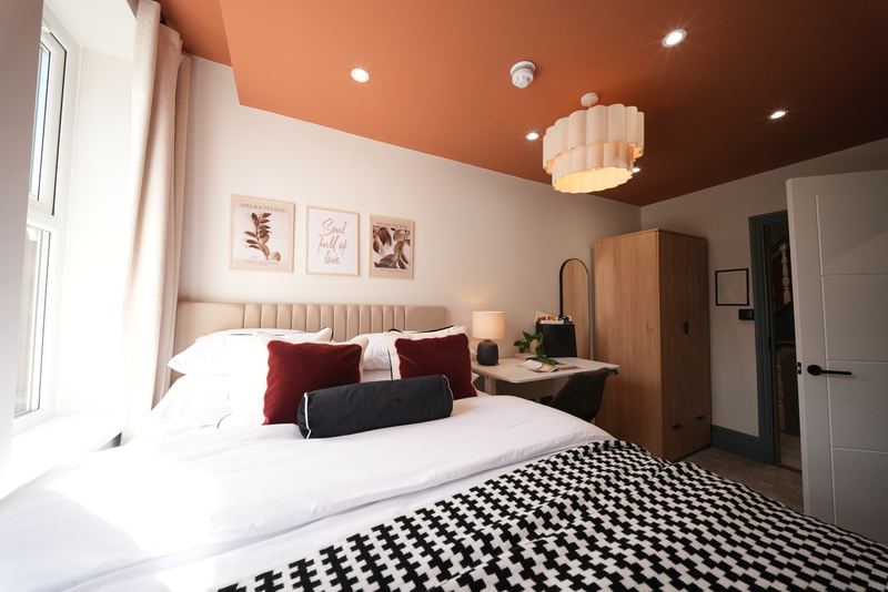 Bedroom with terracotta ceiling