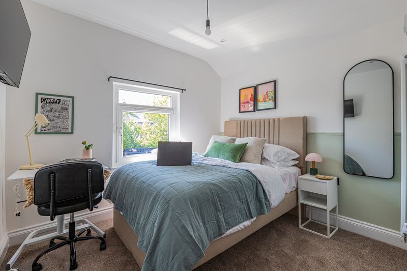 Double bedroom with desk